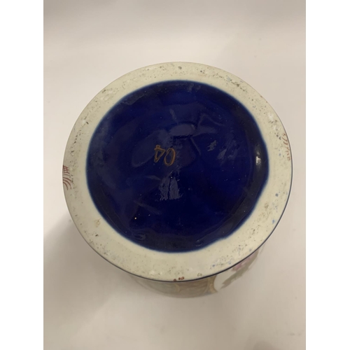 171 - AN ORIENTAL STYLE VASE IN COBALT BLUE WITH FLORAL PATTERN HEIGHT 21CM