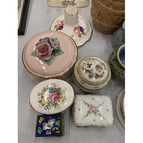 192 - A MIXED LOT OF CERAMIC ITEMS TO INCLUDE TRINKET DISHES, A CARLTO WARE LEAF SHAPED JUG AND SAUCER, QU... 