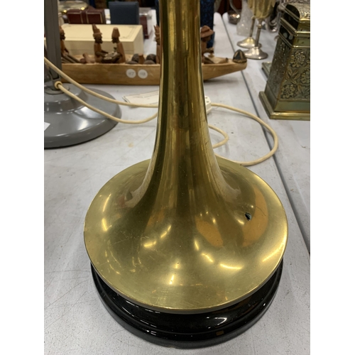 220 - A VINTAGE BRASS OIL LAMP HEIGHT 68CM