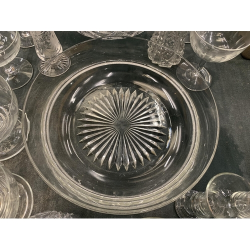 231 - A QUANTITY OF GLASSWARE TO INCLUDE LARGE BOWLS, DESSERT BOWLS WITH ENGRAVED AND ETCHED DESIGN, A VAS... 