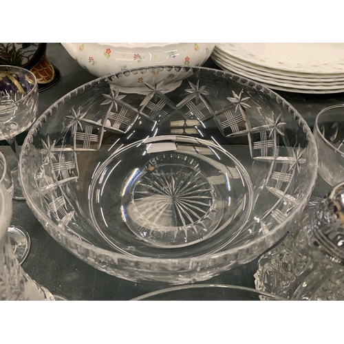 231 - A QUANTITY OF GLASSWARE TO INCLUDE LARGE BOWLS, DESSERT BOWLS WITH ENGRAVED AND ETCHED DESIGN, A VAS... 