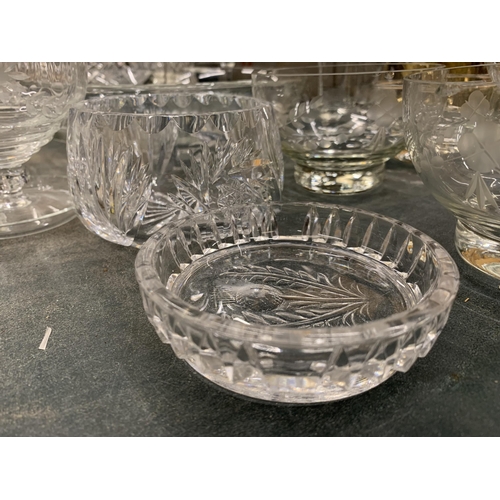 231 - A QUANTITY OF GLASSWARE TO INCLUDE LARGE BOWLS, DESSERT BOWLS WITH ENGRAVED AND ETCHED DESIGN, A VAS... 