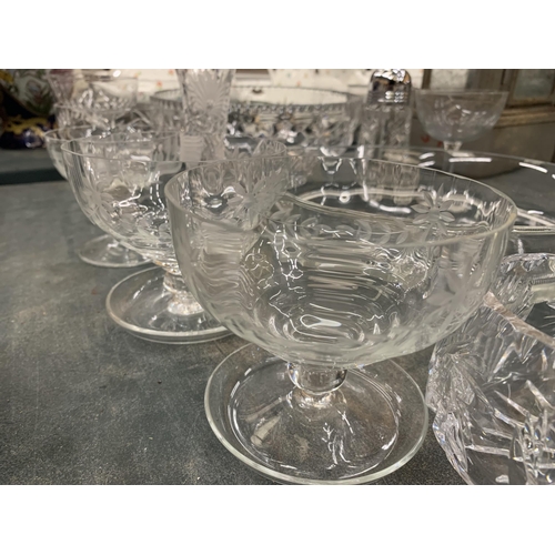 231 - A QUANTITY OF GLASSWARE TO INCLUDE LARGE BOWLS, DESSERT BOWLS WITH ENGRAVED AND ETCHED DESIGN, A VAS... 