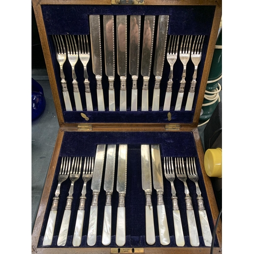 234 - A MIXED LOT TO INCLUDE A VINTAGE CANTEEN OF CUTLERY IN A WOODEN CASE, NAPKIN RINGS, CERAMICS, A TABL... 