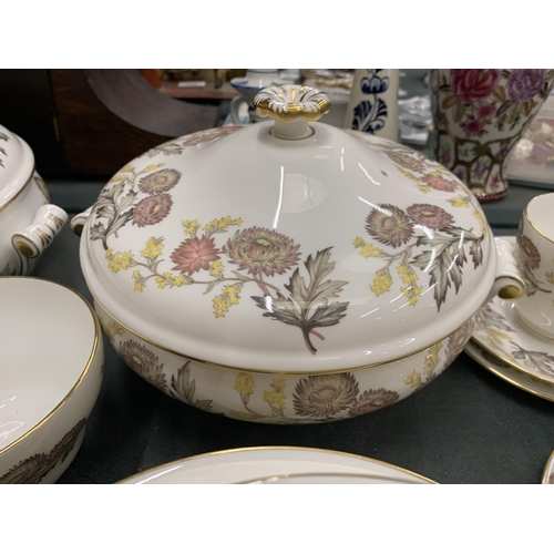 237 - A LARGE QUANTITY WEDGWOOD 'DITCHFIELD' DINNER SERVICE TO INCLUDE SERVING TUREENS, VARIOUS SIZES OF P... 