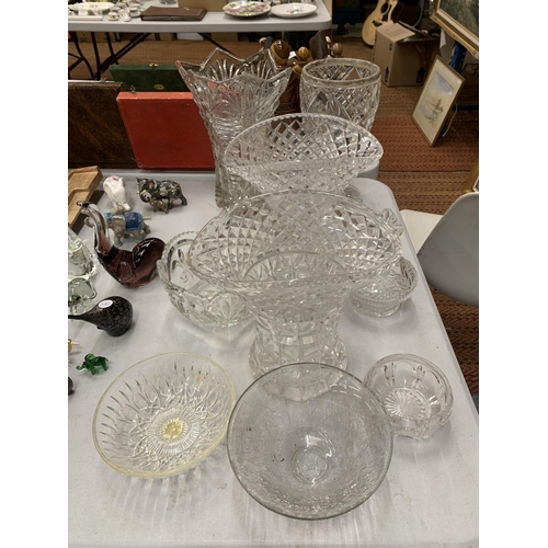 242 - A QUANTITY OF GLASSWARE TO INCLUDE LARGE VASES, BOWLS, A TRINKET DISH, ETC