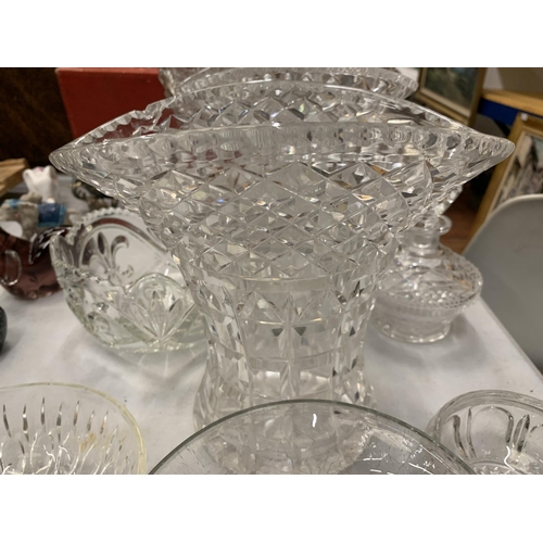 242 - A QUANTITY OF GLASSWARE TO INCLUDE LARGE VASES, BOWLS, A TRINKET DISH, ETC