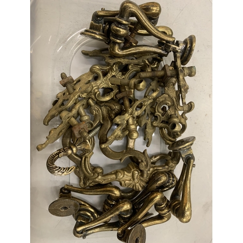 262 - A QUANTITY OF VINTAGE STYLE BRASS HANDLES