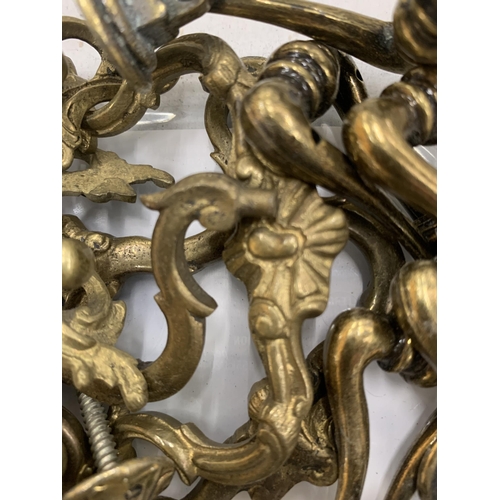 262 - A QUANTITY OF VINTAGE STYLE BRASS HANDLES