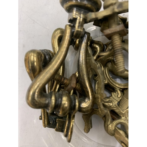 262 - A QUANTITY OF VINTAGE STYLE BRASS HANDLES