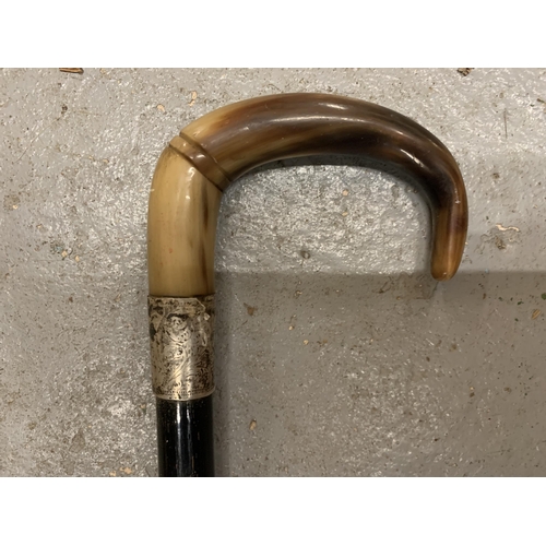 270 - A VINTAGE WALKING STICK WITH A HORN HANDLE AND A SILVER COLLAR