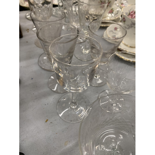 277 - A QUANTITY OF VINTAGE GLASSES TO INCLUDE A RUMMER GLASS