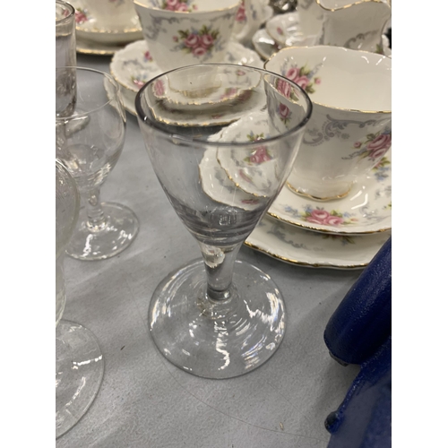 277 - A QUANTITY OF VINTAGE GLASSES TO INCLUDE A RUMMER GLASS