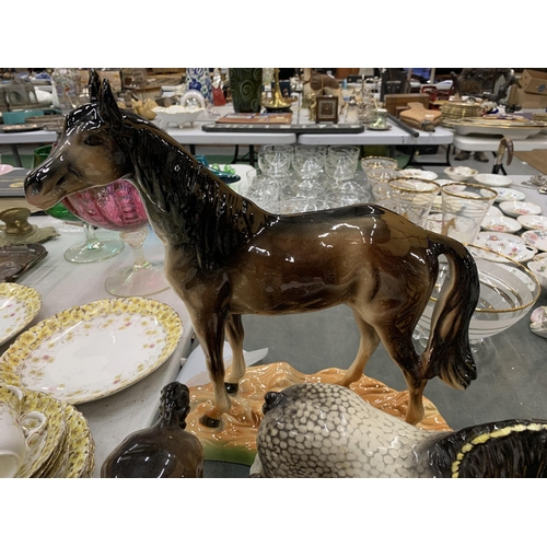 287 - A QUANTITY OF CERAMIC ITEMS TO INCLUDE HORSES, FIGURES, ETC - SOME A/F