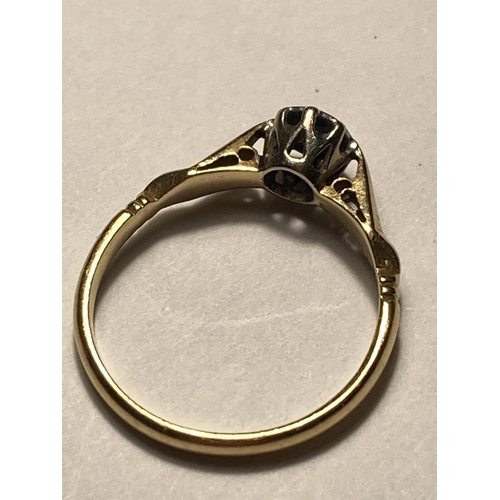 506 - AN 18 CARAT GOLD RING WITH A SOLITAIRE DIAMOND SIZE O