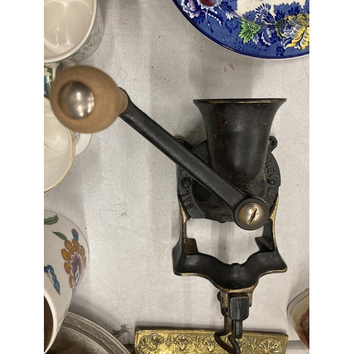 817 - A LARGE MIXED LOT TO INCLUDE A SALTER MINCER, CABINET PLATES, ROYAL WORCESTER STORAGE JARS, WEDGWOOD... 