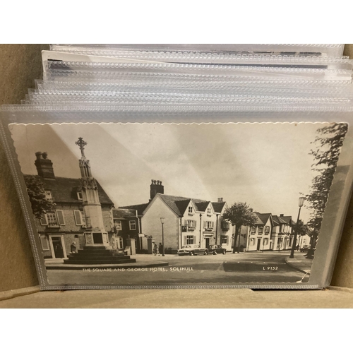 818 - A POSTCARD ALBUM WITH POSTCARDS PLUS A LARGE QUANTITY OF LOOSE VINTAGE POSTCARDS IN PLASTIC SLEEVES