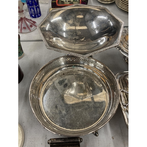 824 - A QUANTITY OF SILVER PLATED ITEMS TO INCLUDE A FOOTED BOWL, TAZA DISH, BASKET DISH, SALT, PEPPER AND... 