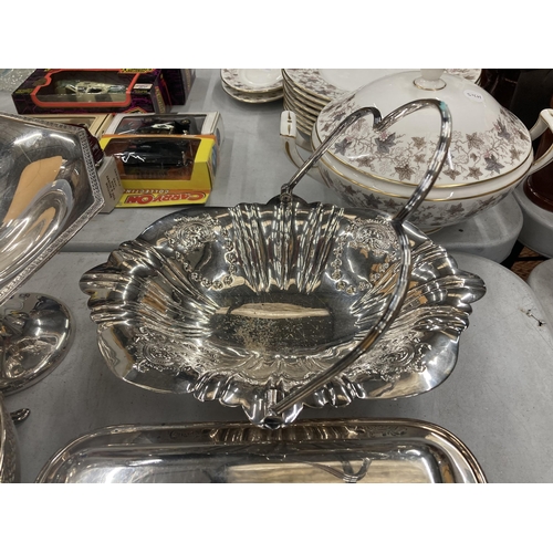 824 - A QUANTITY OF SILVER PLATED ITEMS TO INCLUDE A FOOTED BOWL, TAZA DISH, BASKET DISH, SALT, PEPPER AND... 