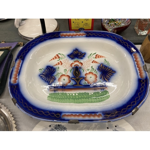 845 - A LARGE VINTAGE CERAMIC PLATTER WITH FLORAL DESIGN, A BLUE AND WHITE BOWL AND A VINTAGE DRAINAGE PLA... 