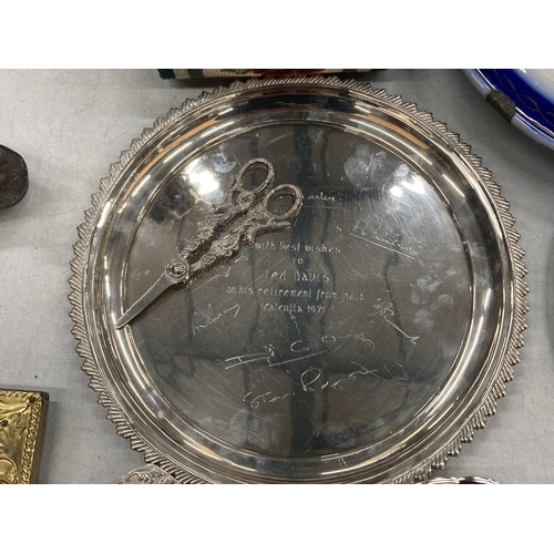 847 - A QUANTITY OF SILVER PLATED ITEMS TO INCLUDE A PAIR OF GRAPE SCISSORS, SIGNED 1971 RETIREMENT TRAY, ... 