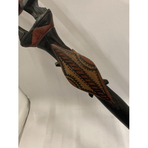 852 - A TRIBAL STYLE WOODEN WALKING STICK WITH CARVED FIGURE