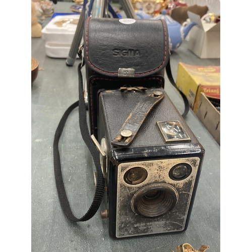 859 - TWO VINTAGE CAMERAS TO INCLUDE A SIX-20 BROWNIE, CHINON CP-X, A SIGMA ZOOM LENS IN LEATHER CASE AND ... 