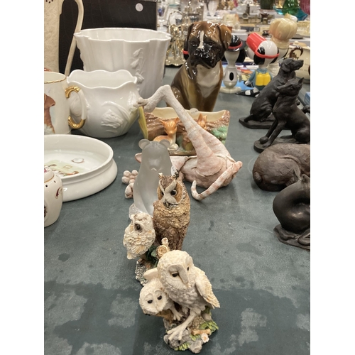 865 - A QUANTITY OF ANIMAL FIGURES TO INCLUDE OWLS, A LARGE DOG, COUNTRY ARTISTS, QUIRKY CAT, GLASS BEAR P... 