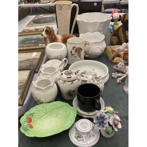 866 - A LARGE QUANTITY OF CERAMIC ITEMS TO INCLUDE A SPANIEL DOG, JUGS, PLANTERS, BOWLS, A TANKARD, ETC