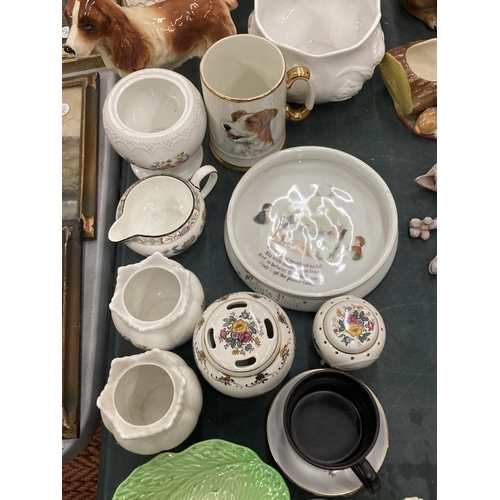 866 - A LARGE QUANTITY OF CERAMIC ITEMS TO INCLUDE A SPANIEL DOG, JUGS, PLANTERS, BOWLS, A TANKARD, ETC