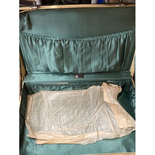 884 - A VINTAGE GREEN LEATHER SUITCASE