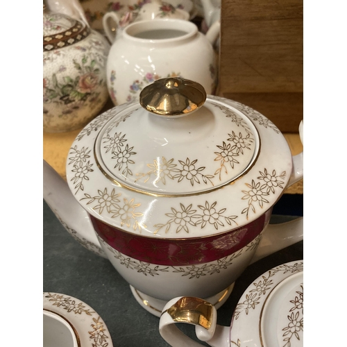 887 - A VINTAGE JAPANESE TEASET TO INCLUDE A TEAPOT, CREAM JUG, LIDDED SUGAR BASIN, CUPS, SAUCERS AND SIDE... 