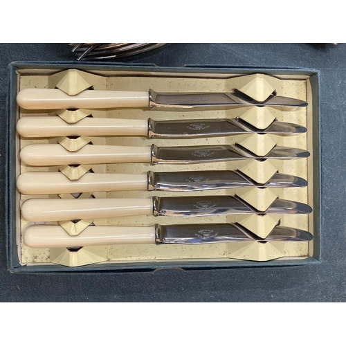 890 - A QUANTITY OF VINTAGE FLATWARE TO INCLUDE TWO BOXED SETS OF KNIVES PLUS FORKS AND SPOONS