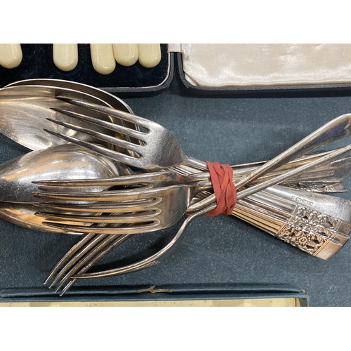 890 - A QUANTITY OF VINTAGE FLATWARE TO INCLUDE TWO BOXED SETS OF KNIVES PLUS FORKS AND SPOONS