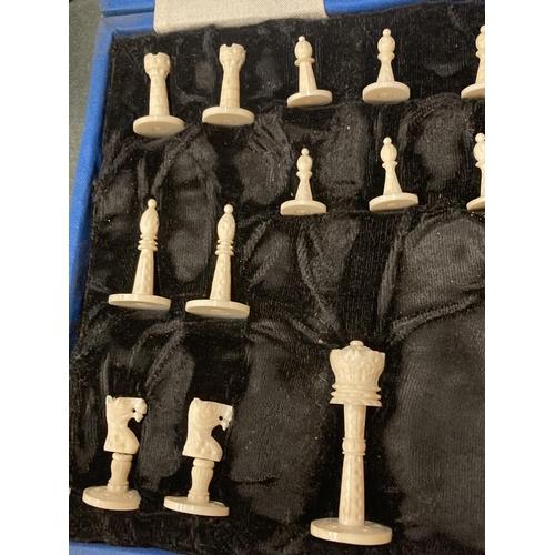 891 - AN INDIAN STYLE BOXED SET OF CHESS PIECES