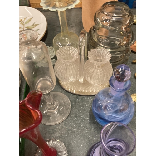 893 - A QUANTITY OF GLASSWARE TO INCLUDE PAPERWEIGHTS, VASES, ETC