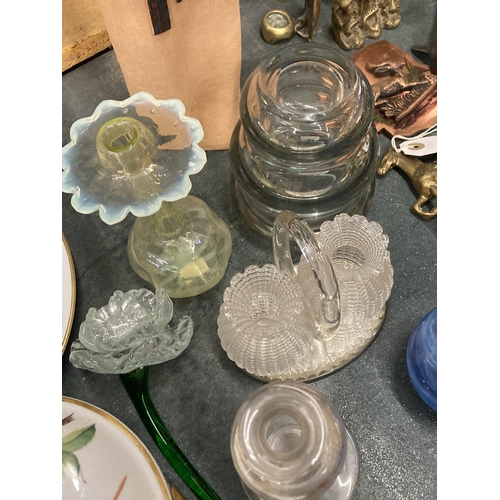 893 - A QUANTITY OF GLASSWARE TO INCLUDE PAPERWEIGHTS, VASES, ETC