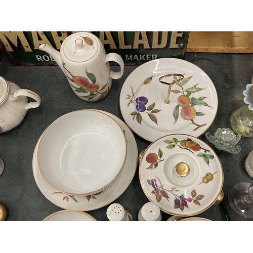 895 - A QUANTITY OF ROYAL WORCESTER 'EVESHAM' DINNERWARE TO INCLUDE SERVING DISHES, A COFFEE POT, CRUET SE... 