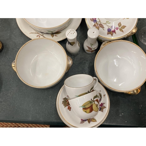 895 - A QUANTITY OF ROYAL WORCESTER 'EVESHAM' DINNERWARE TO INCLUDE SERVING DISHES, A COFFEE POT, CRUET SE... 