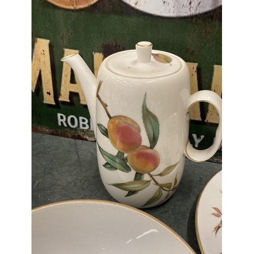 895 - A QUANTITY OF ROYAL WORCESTER 'EVESHAM' DINNERWARE TO INCLUDE SERVING DISHES, A COFFEE POT, CRUET SE... 