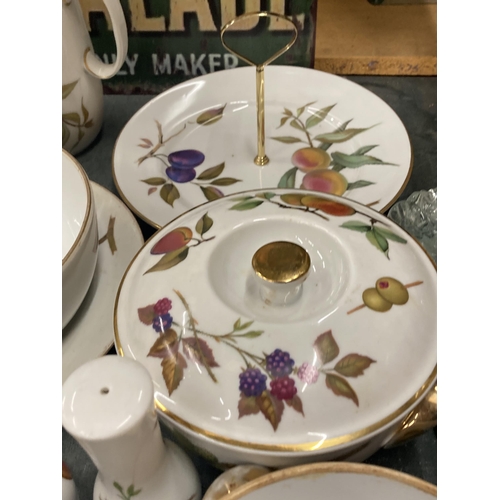 895 - A QUANTITY OF ROYAL WORCESTER 'EVESHAM' DINNERWARE TO INCLUDE SERVING DISHES, A COFFEE POT, CRUET SE... 