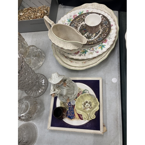 919 - A LARGE QUANTITY OF CERAMIC ITEMS TO INCLUDE PLATES, BOWLS, COMMEMORATIVE ITEMS, A FRAMED PLAQUE, FL... 