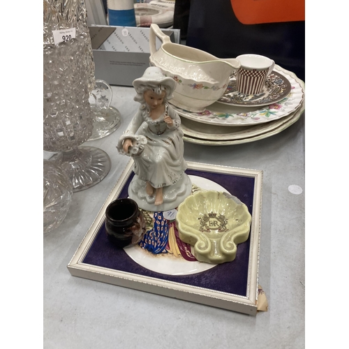 919 - A LARGE QUANTITY OF CERAMIC ITEMS TO INCLUDE PLATES, BOWLS, COMMEMORATIVE ITEMS, A FRAMED PLAQUE, FL... 