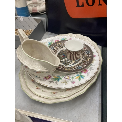 919 - A LARGE QUANTITY OF CERAMIC ITEMS TO INCLUDE PLATES, BOWLS, COMMEMORATIVE ITEMS, A FRAMED PLAQUE, FL... 