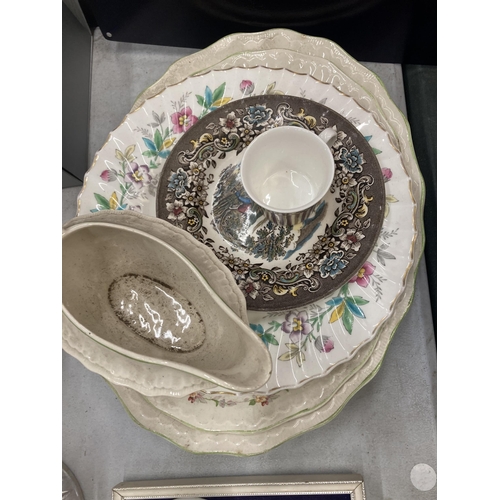 919 - A LARGE QUANTITY OF CERAMIC ITEMS TO INCLUDE PLATES, BOWLS, COMMEMORATIVE ITEMS, A FRAMED PLAQUE, FL... 