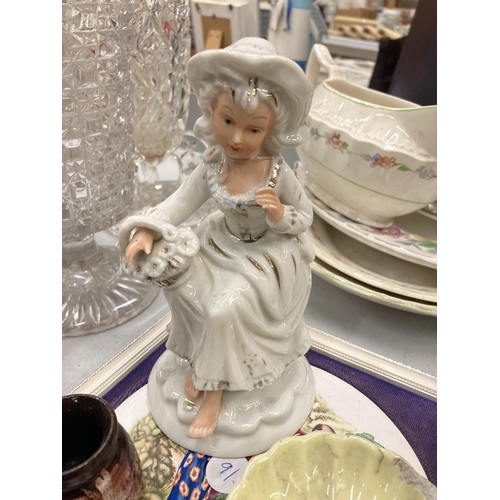 919 - A LARGE QUANTITY OF CERAMIC ITEMS TO INCLUDE PLATES, BOWLS, COMMEMORATIVE ITEMS, A FRAMED PLAQUE, FL... 