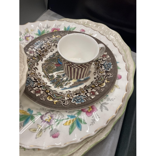 919 - A LARGE QUANTITY OF CERAMIC ITEMS TO INCLUDE PLATES, BOWLS, COMMEMORATIVE ITEMS, A FRAMED PLAQUE, FL... 