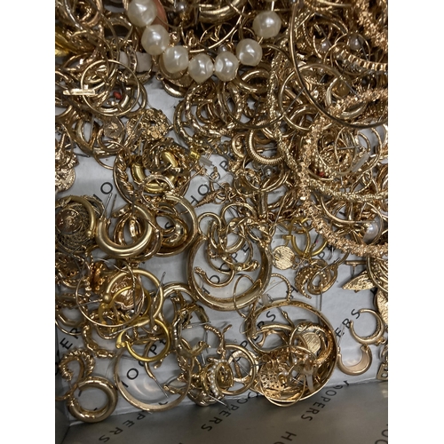 921 - A LARGE QUANTITY OF COSTUME JEWELLERY EARRINGS