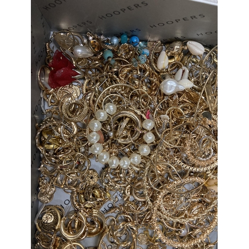 921 - A LARGE QUANTITY OF COSTUME JEWELLERY EARRINGS