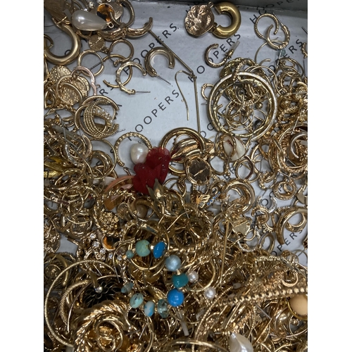 921 - A LARGE QUANTITY OF COSTUME JEWELLERY EARRINGS